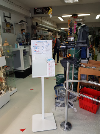 STATION DE DISTRIBUTION DE PRODUITS DESINFECTANTS ET MASQUES AVEC PANNEAU DE COMMUNICATION