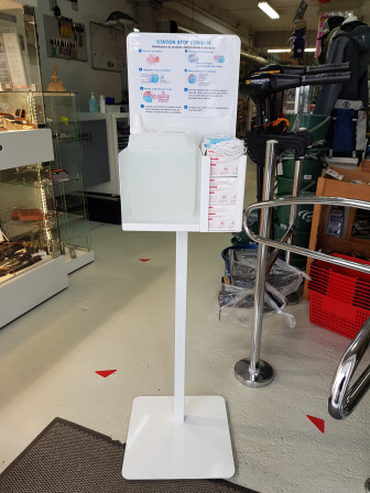 STATION DE DISTRIBUTION DE PRODUITS DESINFECTANTS ET MASQUES AVEC PANNEAU DE COMMUNICATION